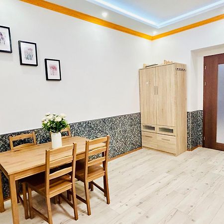 Modern Spacious Apartment In Center Прага Экстерьер фото