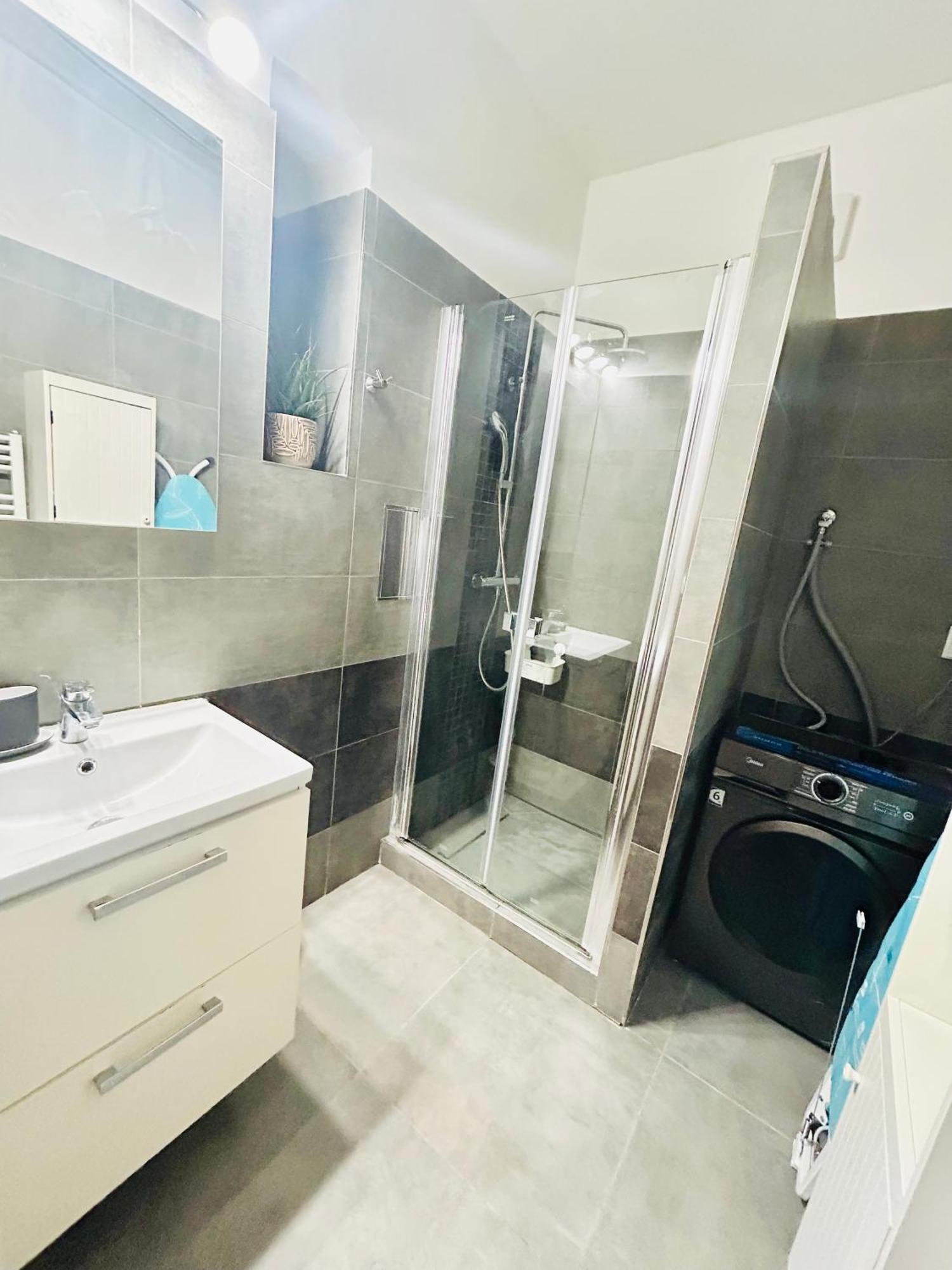 Modern Spacious Apartment In Center Прага Экстерьер фото