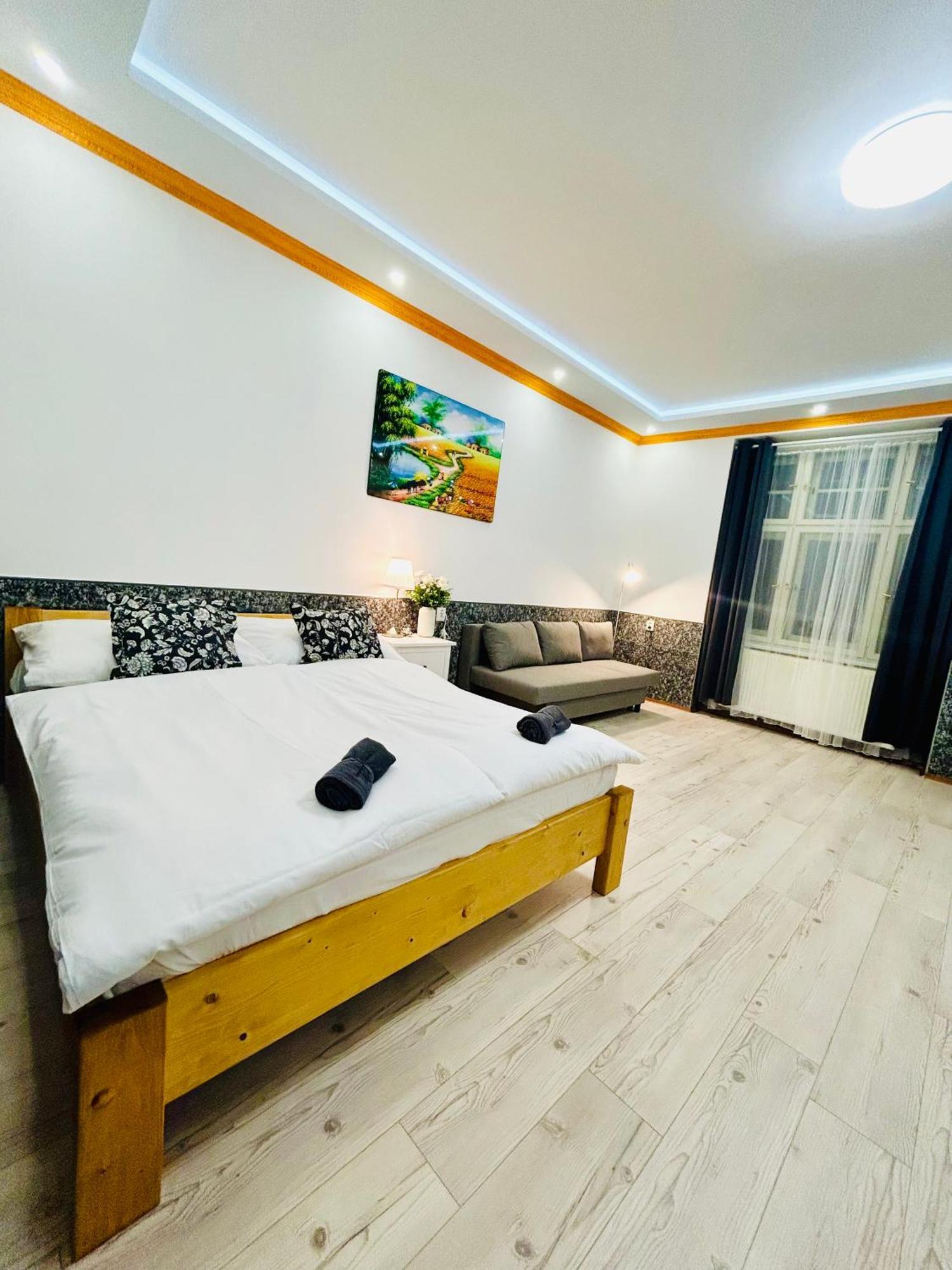 Modern Spacious Apartment In Center Прага Экстерьер фото