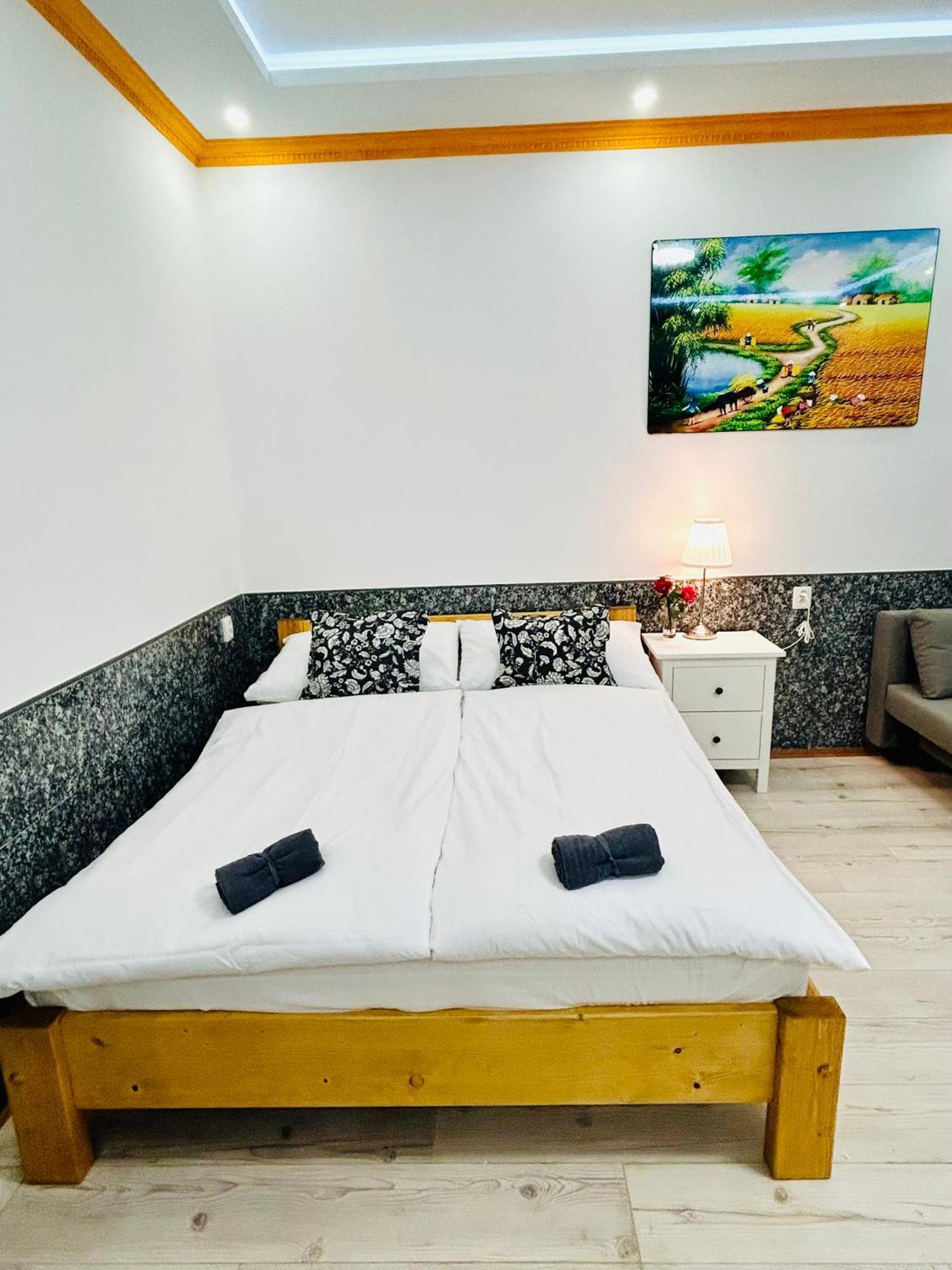 Modern Spacious Apartment In Center Прага Экстерьер фото