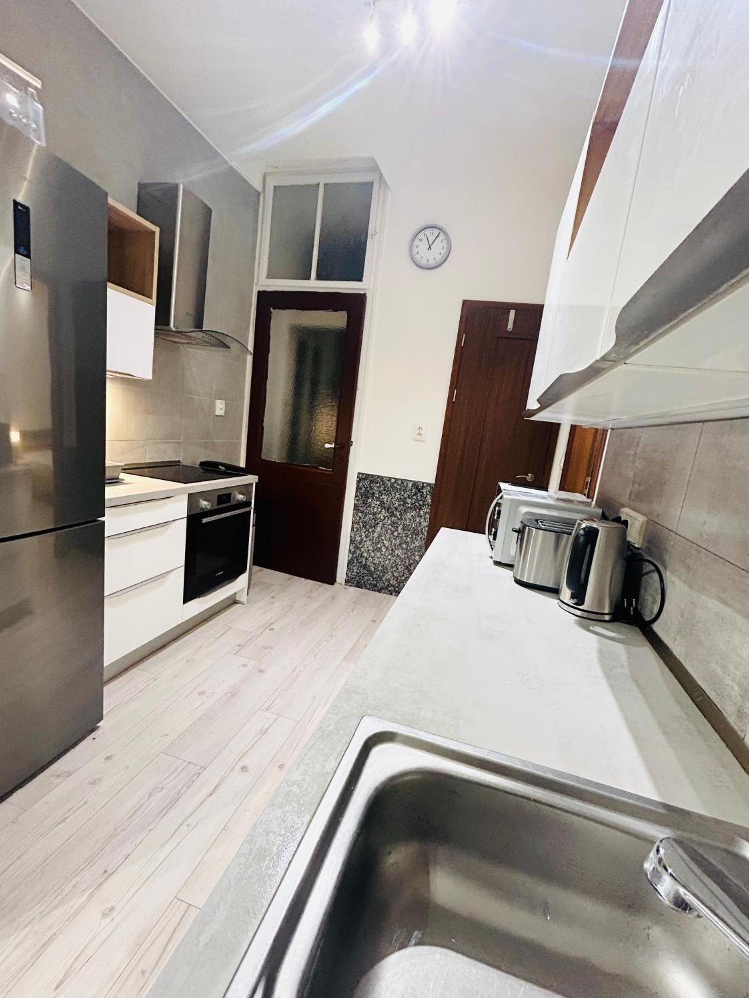 Modern Spacious Apartment In Center Прага Экстерьер фото