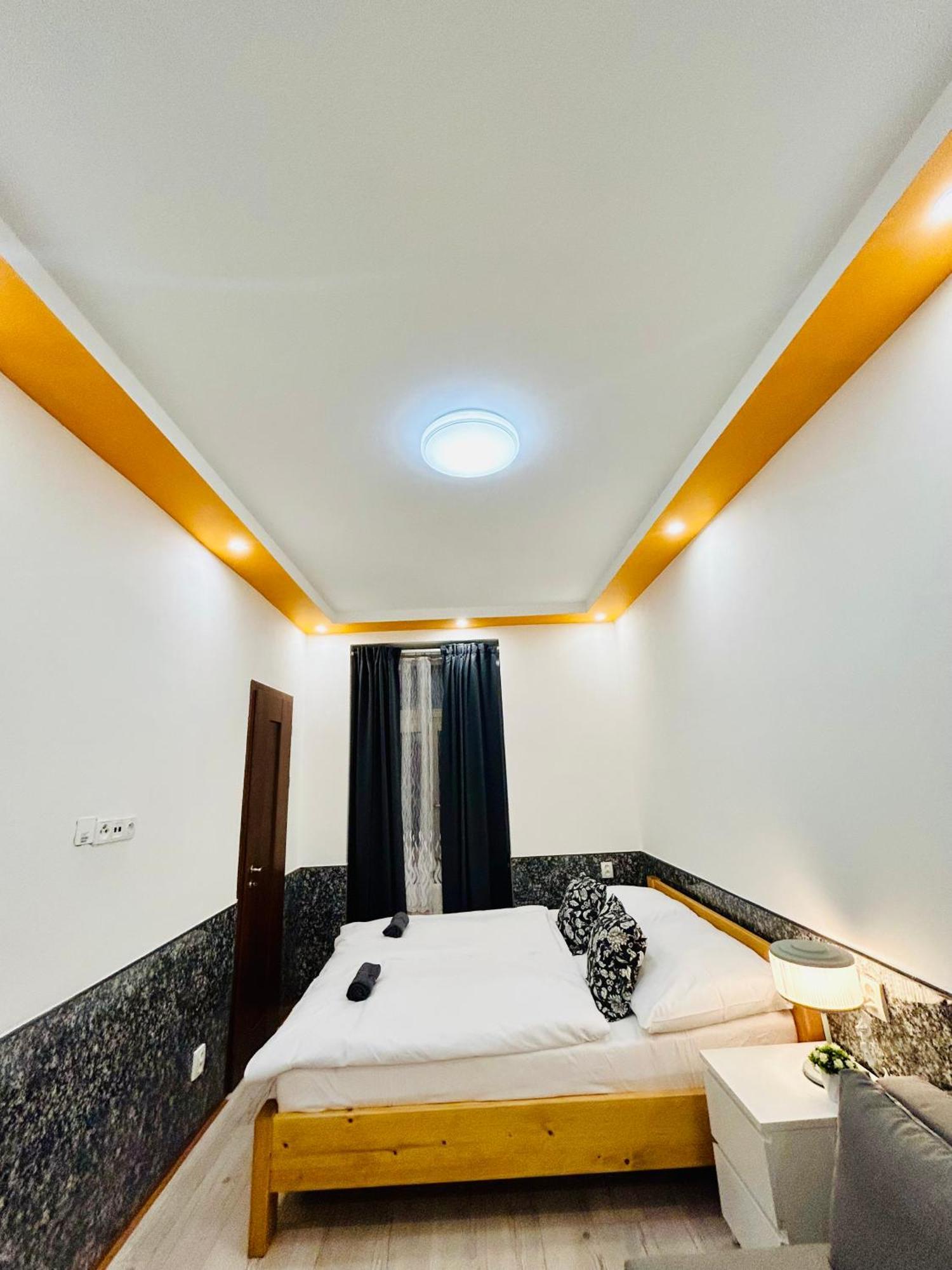 Modern Spacious Apartment In Center Прага Экстерьер фото