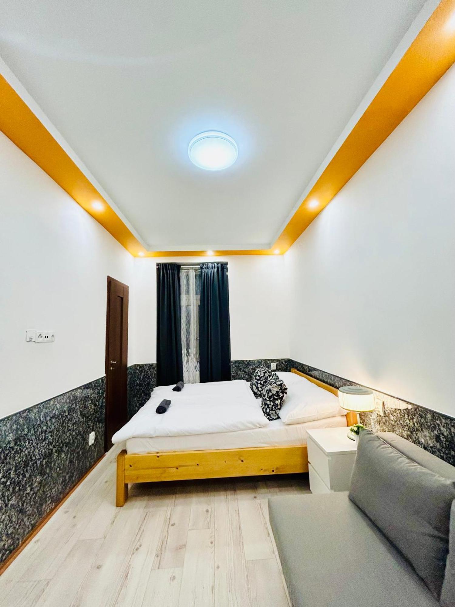 Modern Spacious Apartment In Center Прага Экстерьер фото