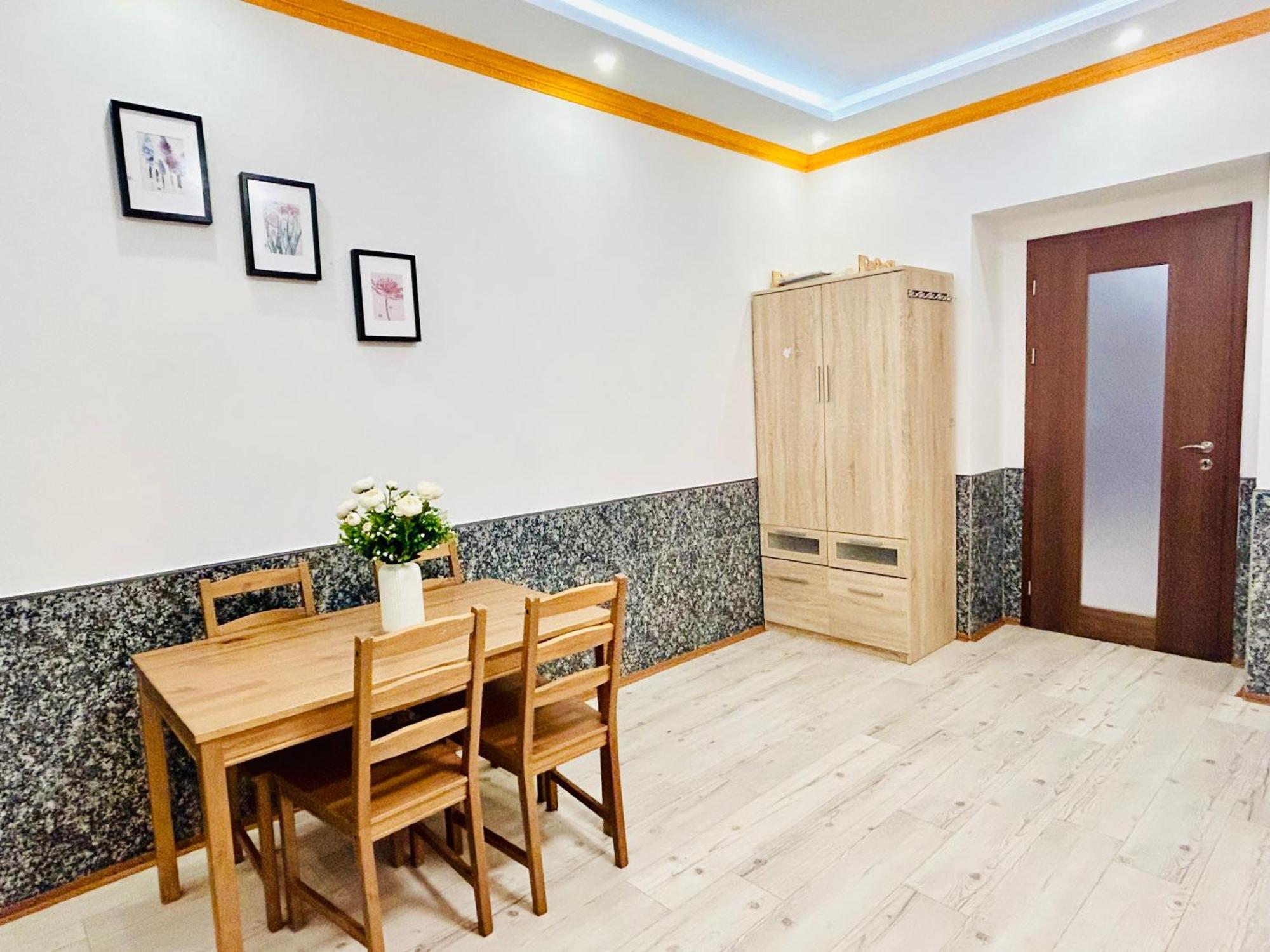Modern Spacious Apartment In Center Прага Экстерьер фото
